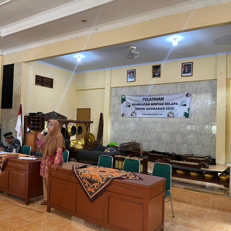 Ibu-Ibu Kalurahan Panjatan Antusias Ikuti Pelatihan Pembuatan Minyak Kelapa